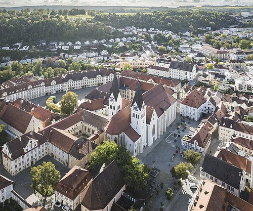 Luftbild der Altstadt von Eichstätt mit Dom und seinen beiden Glockentürmen im Vordergrund sowie dem Domplatz. Hinter dem Dom erstrecken sich der Residenzplatz und der Domherrnhof Dietrichsstein.